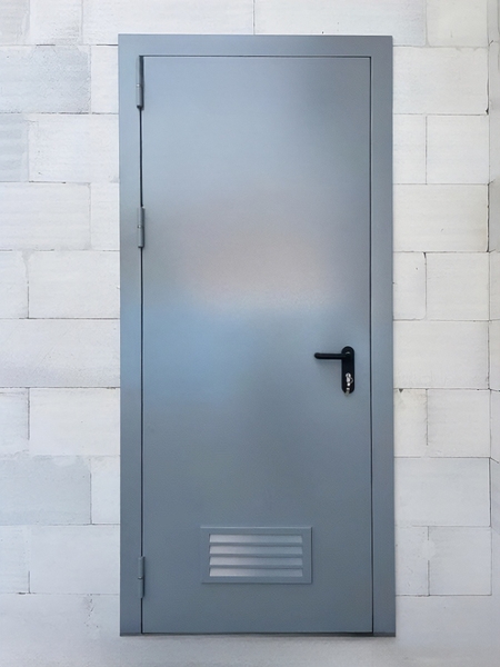 Серая дверь с решеткой вентиляции Серая дверь с решеткой вентиляции
