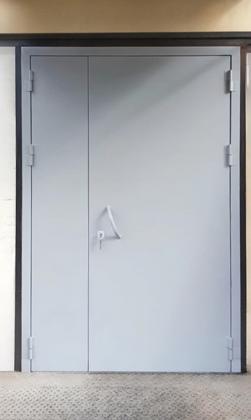 Серая техническая дверь Серая техническая дверь
