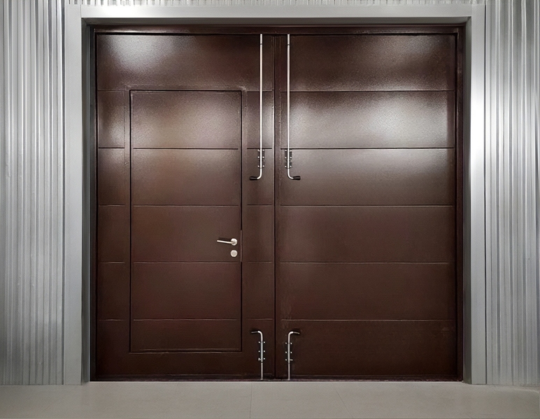 Коричневые металлические ворота
